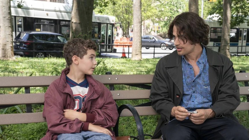 Kadr z serialu Miłość ponad czasem - Henry ze swoją młodszą wersją.