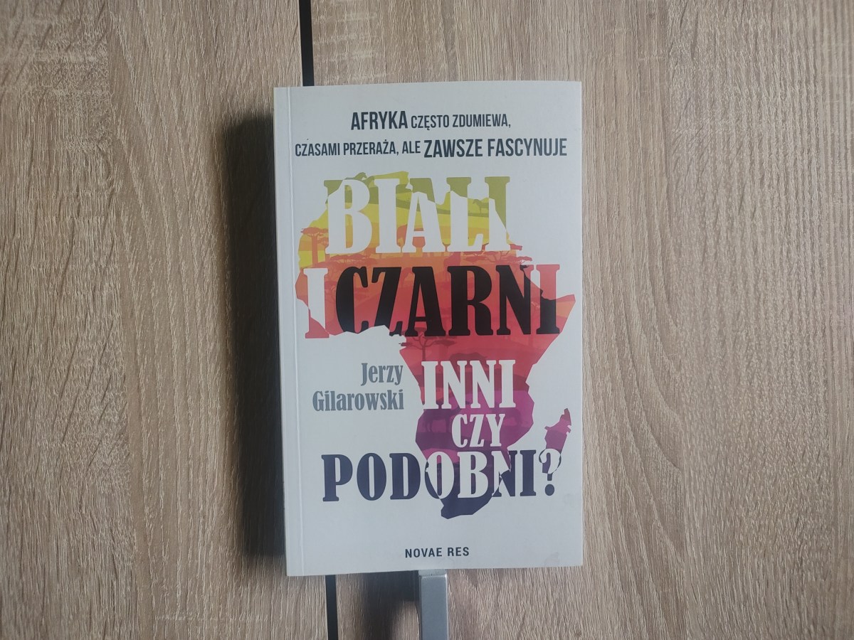 Biali i Czarni – inni czy podobni? – recenzja książki – Z innego świata