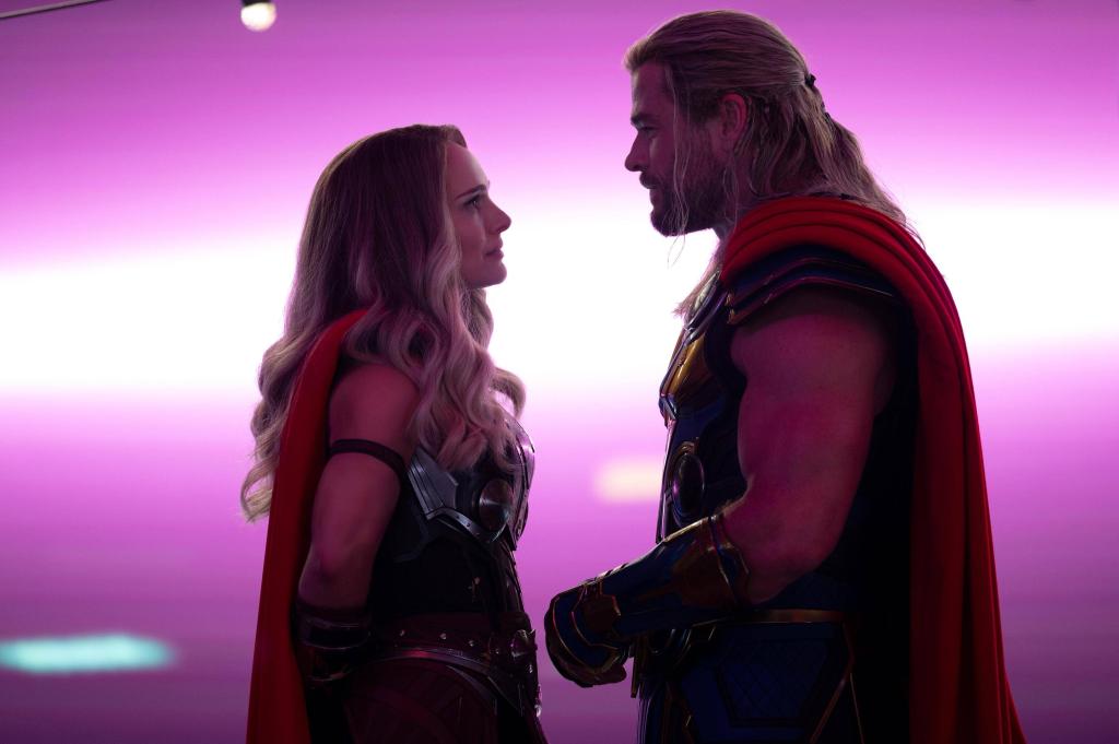 Natalie Portman i Chris Hemsworth w Thor: Miłość i grom